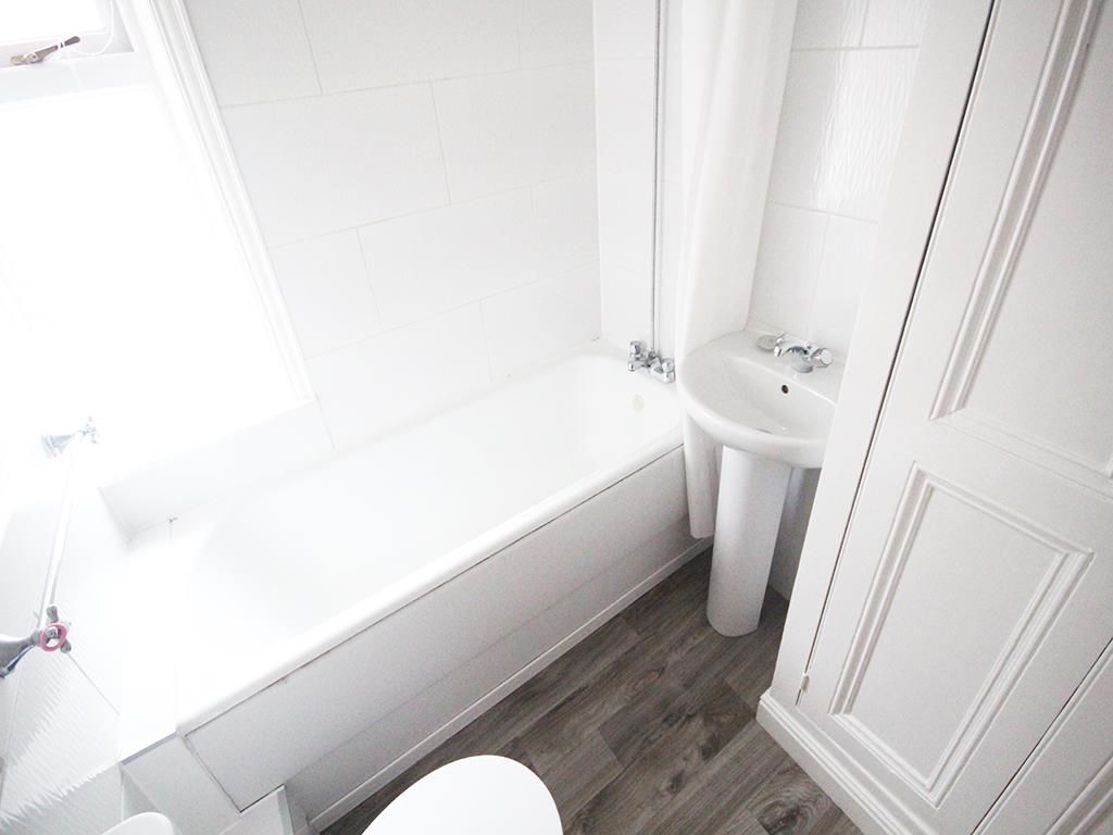 2 bedroom mid terrace house To Let in Barnoldswick - IMG_5373.jpg